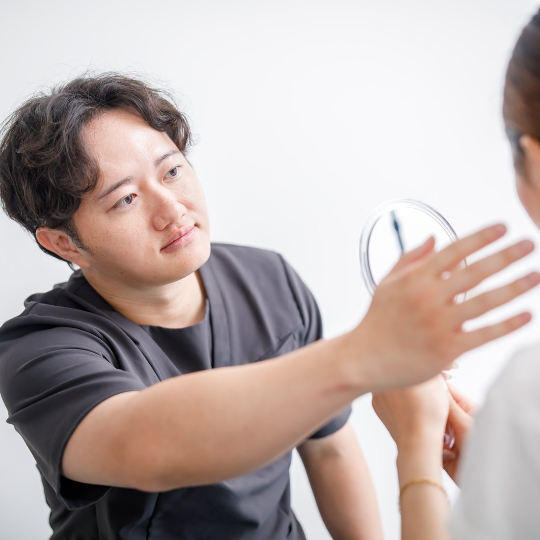 施術の説明を受ける様子